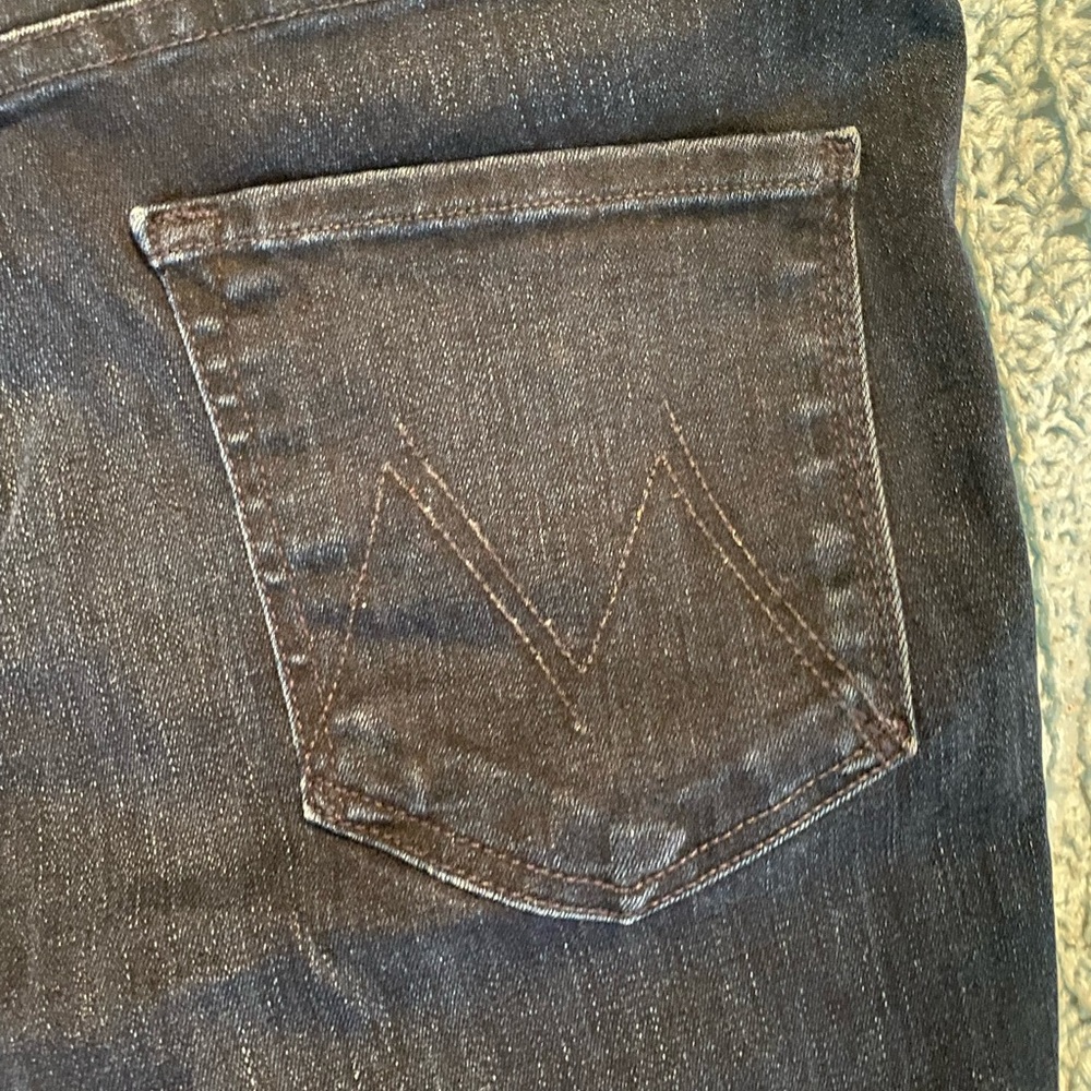 Gorgeous color on these Mother the hustler jeans with a frayed hem will elevate